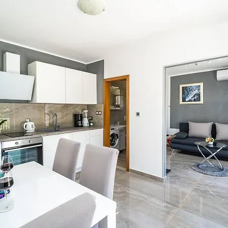 Silver Deluxe, Sea View Apt.2+1, Private Parking * Prijevor