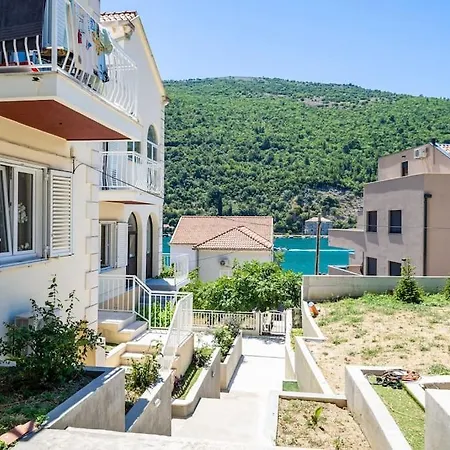 Silver Deluxe, Sea View Apt.2+1, Private Parking Apartman *
