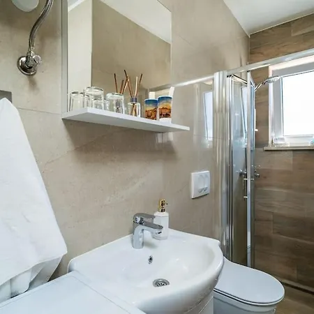 Silver Deluxe, Sea View Apt.2+1, Private Parking Prijevor