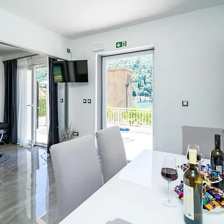 Silver Deluxe, Sea View Apt.2+1, Private Parking Prijevor